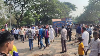ট্রাকচাপায় দুই শিক্ষার্থীসহ প্রাণ গেল তিনজনের