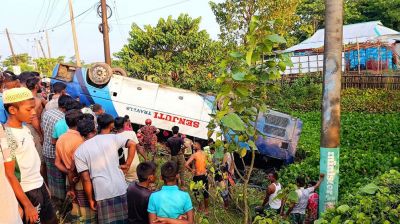 টাঙ্গুয়ার হাওরগামী বাস খাদে পড়ে মা–মেয়ে নিহত