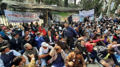 সরকারের বাড়িভাড়া ভাতা বৃদ্ধিকে ‘অপর্যাপ্ত’ ঘোষণা করে বিক্ষোভে এমপিওভুক্ত শিক্ষকরা