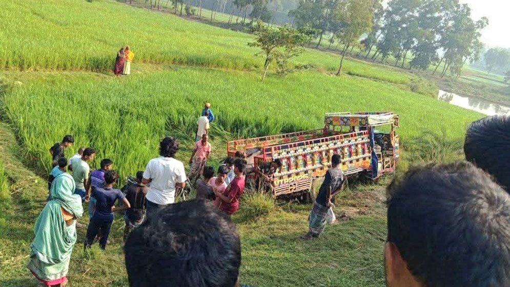 ধামইরহাটে গরুবোঝাই ভটভটি উল্টে দুই ব্যবসায়ী নিহত