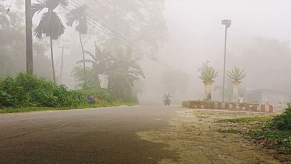 পঞ্চগড়ে ঘন কুয়াশায় ঢেকে গেছে চারদিক, দুয়ারে কড়া নাড়ছে শীত