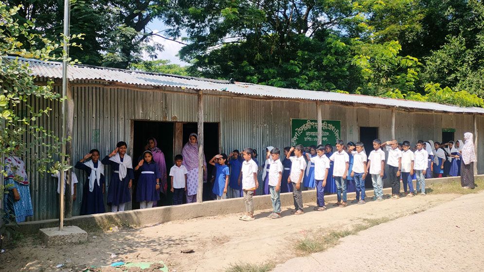 ঠিকাদারি জটিলতায় ভবন নির্মাণ কাজ বন্ধ, পাঁচ বছর ধরে টিনের ঘরে পাঠদান