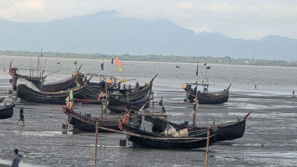 আরাকান উপকূলে বাংলাদেশি ট্রলারসহ ৭ জেলে আটক করেছে আরাকান আর্মি