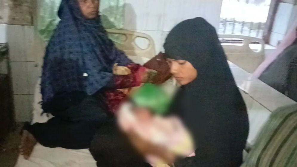 কান্নার আওয়াজ শুনে পরিত্যক্ত শৌচাগারে মিলল নবজাতক