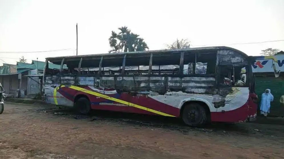 ফুলবাড়িয়ায় বাসে দুর্বৃত্তদের আগুন, দগ্ধ চালকের মৃত্যু