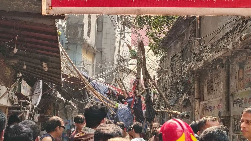 পুরান ঢাকার বংশালে ভবনের অংশ ধসে ৩ পথচারীর মৃত্যু