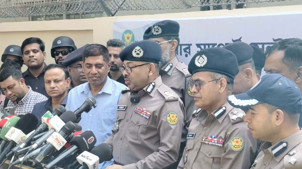 পুলিশের ওপর অশোভন আচরণ দুঃখজনক : ডিএমপি কমিশনার