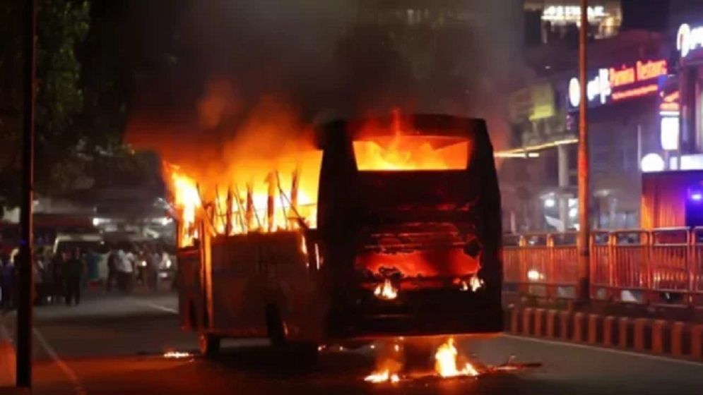 রাজধানীতে মধ্যরাতে ৩ বাসে আগুন