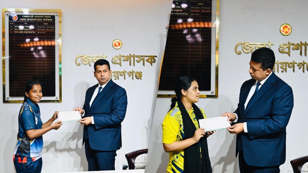 দরিদ্র দুই প্রমিলা ফুটবলারের পাশে দাঁড়ালেন জেলা প্রশাসক