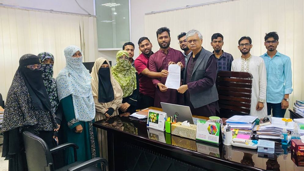 রাবির হল উন্নয়ন ফি বাতিলের দাবিতে উপাচার্য বরাবর স্মারকলিপি