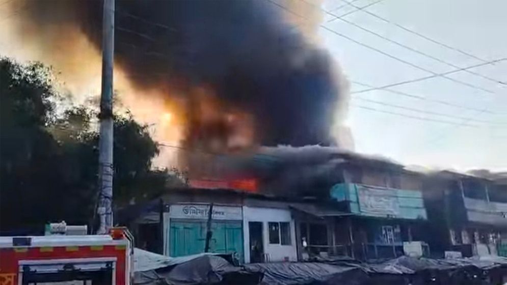 উখিয়া বাজারে আগুন, নিয়ন্ত্রণের চেষ্টায় ফায়ার সার্ভিসের ৫ ইউনিট : নিহত ১