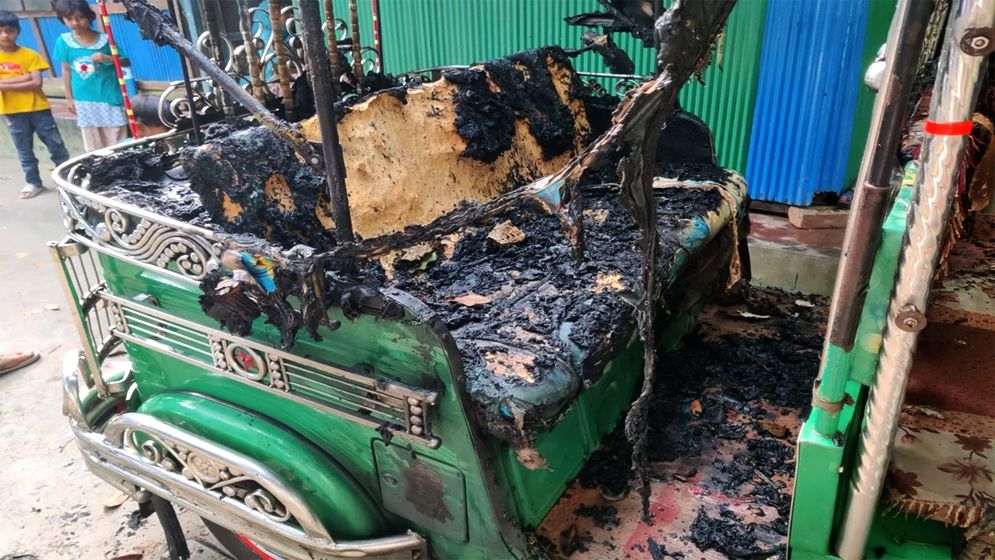 খালাতো বোনকে বিয়ে করতে না পেরে ভাইয়ের সিএনজিতে আগুন