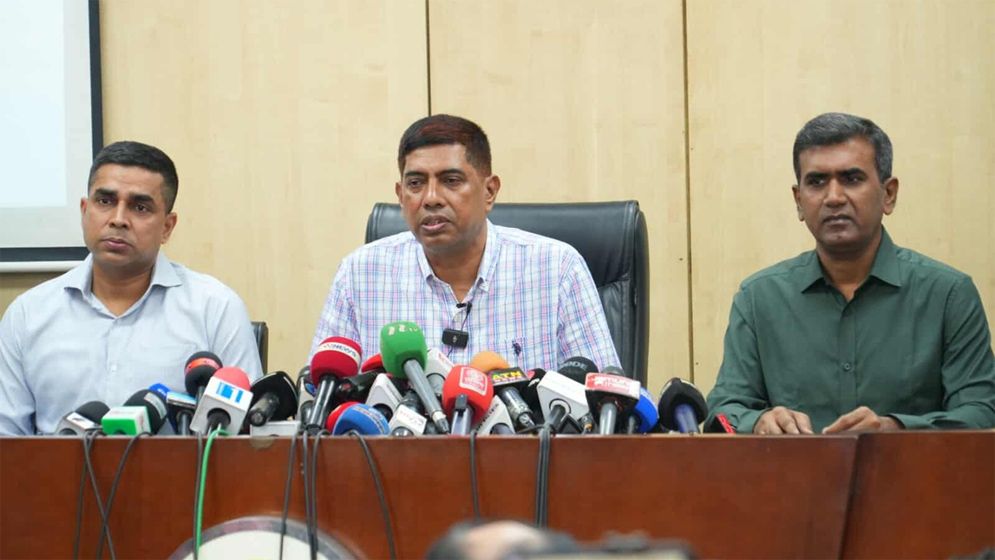 লকডাউনে আতঙ্কের কিছু নেই, ৫০০ টাকায় স্লোগান দিচ্ছে নিরীহ রিকশাওয়ালা