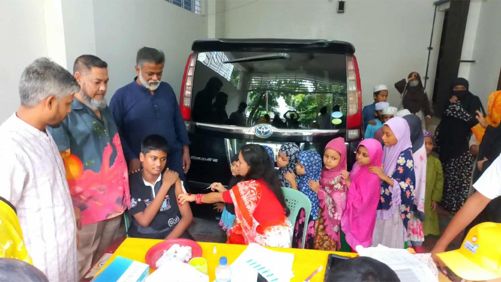 মেয়েকে টিকা দিয়ে খোরশেদ বললেন, ‘টাইফয়েডের টিকা শতভাগ নিরাপদ’