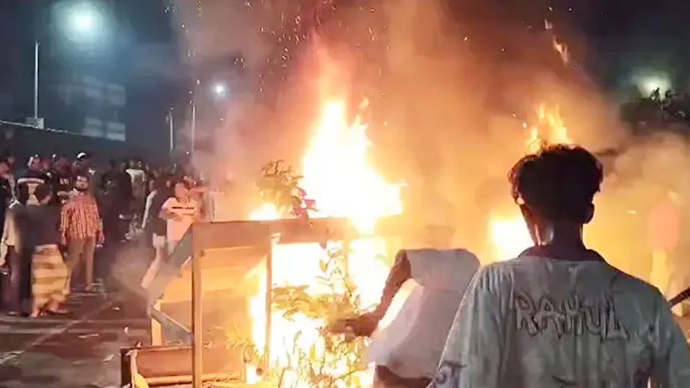 মনোনয়ন না পাওয়ায় এক্সপ্রেসওয়েতে টায়ার জ্বালিয়ে অবরোধ