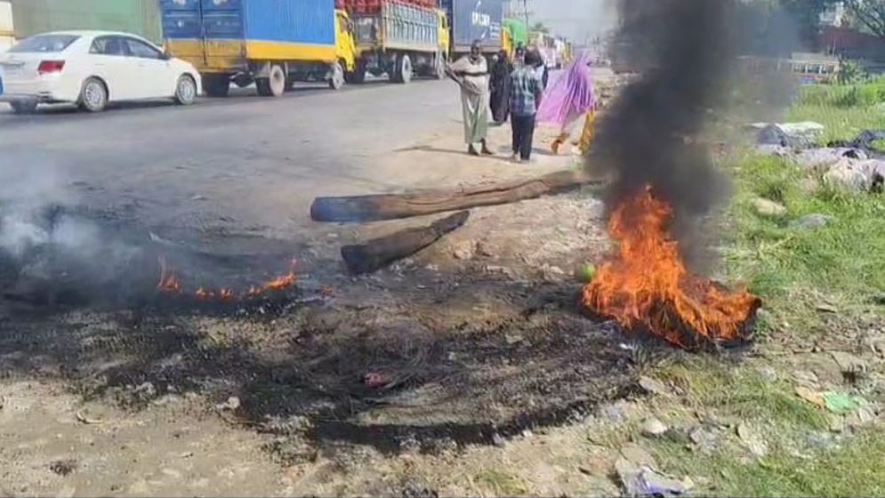 নারায়ণগঞ্জে গাছের গুঁড়ি ফেলে মহাসড়ক অবরোধ, আগুন