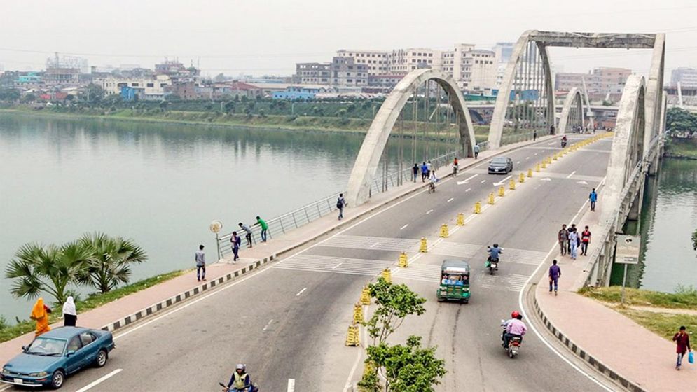 হাতিরঝিলে ককটেল বিস্ফোরণ, মোটরসাইকেলে আগুন