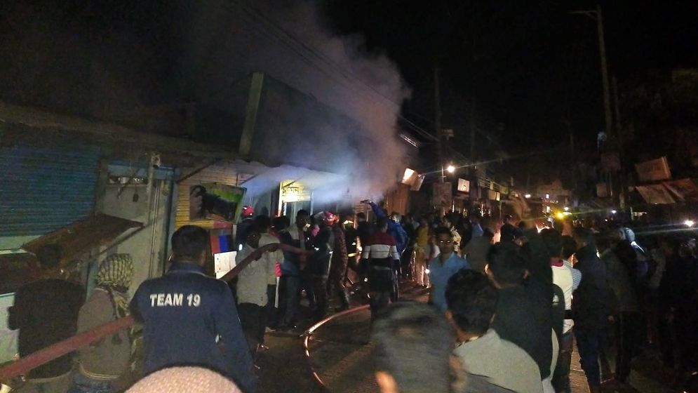 পাকুন্দিয়ায় আগুনে পুড়ল ৪ দোকান