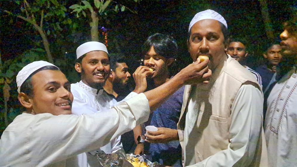 হাসিনার মৃত্যুদণ্ডের রায়ে কিশোরগঞ্জে মিষ্টি বিতরণ