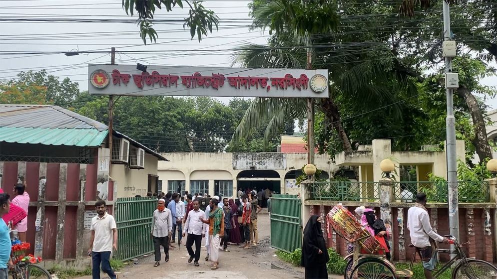 নরসিংদী জজ কোর্টে হাজিরা দিতে এসে রক্তাক্ত  ছাত্রদল নেতা