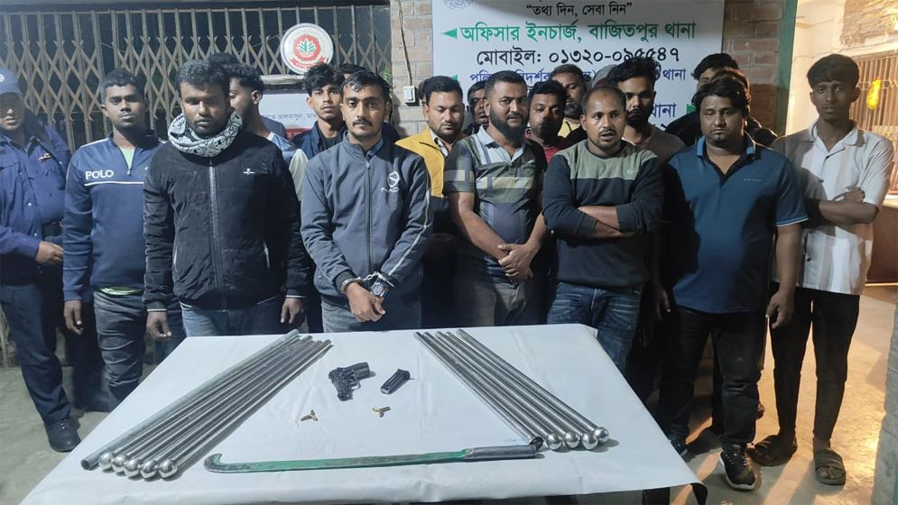 কিশোরগঞ্জে গুলিভর্তি বিদেশি পিস্তল ও দেশীয় অস্ত্রসহ আটক ২২