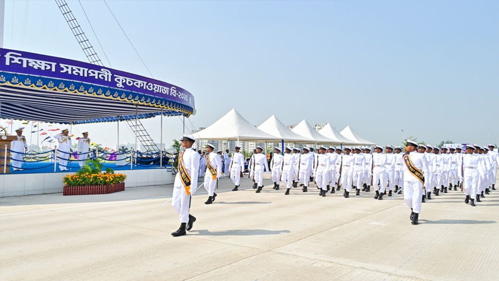 নৌবাহিনীর বি/২০২৫ ব্যাচের নবীন নাবিকদের শিক্ষা সমাপনী কুচকাওয়াজ অনুষ্ঠিত