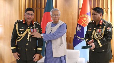 সেনাপ্রধানকে ‘সেনাবাহিনী পদক’ দিলেন প্রধান উপদেষ্টা