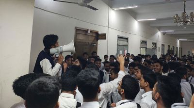 ঢাকা সেন্ট্রাল ইউনিভার্সিটির প্রস্তাবিত কাঠামোর বিরুদ্ধে ঢাকা কলেজ শিক্ষার্থীদের বিক্ষোভ