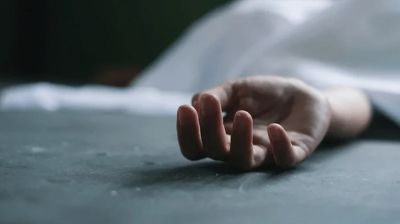 বাড়িতে বেড়াতে এসেছিলেন তরুণী, চার দিন পর তালাবদ্ধ ঘরে মিলল ঝুলন্ত মরদেহ