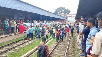 আট দফা দাবিতে সিলেটে রেলপথ অবরোধ, যাত্রীদের চরম দুর্ভোগ