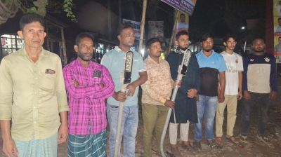 অকেজো ল্যাম্পপোস্ট নিজ উদ্যোগে মেরামত করে প্রশংসায় ভাসছেন যুব অধিকার পরিষদ