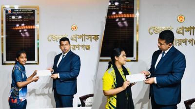 দরিদ্র দুই প্রমিলা ফুটবলারের পাশে দাঁড়ালেন জেলা প্রশাসক