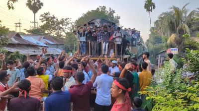 কিশোরগঞ্জ-৫ আসনের প্রার্থী ঘোষণা না করায় ট্রেন আটকে দিল ইকবালের কর্মী-সমর্থকরা