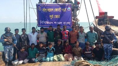 সেন্টমার্টিনে কোস্ট গার্ডের বিশেষ অভিযান: ট্রলিং বোট জব্দ, আটক ১৯ জেলে