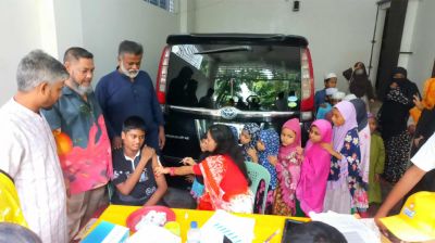 মেয়েকে টিকা দিয়ে খোরশেদ বললেন, ‘টাইফয়েডের টিকা শতভাগ নিরাপদ’