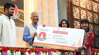 ‘নতুন কুঁড়ি’র বিজয়ী শিশুদের হাতে পুরস্কার তুলে দিলেন প্রধান উপদেষ্টা