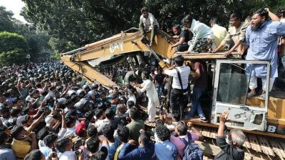 ধানমন্ডি ৩২ নম্বরে পাল্টাপাল্টি ধাওয়া