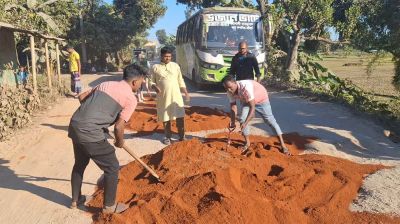 নিজস্ব অর্থে সড়ক মেরামত করে প্রশংসায় ভাসছেন যুব অধিকার পরিষদ নেতা