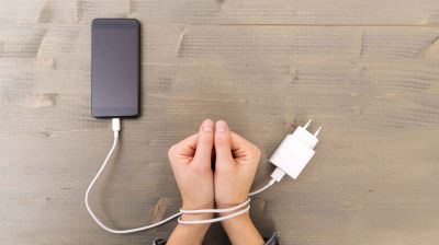 অতিরিক্ত ফোন আসক্তি ঘুম কেড়ে নিচ্ছে বাংলাদেশি তরুণদের : গবেষণা