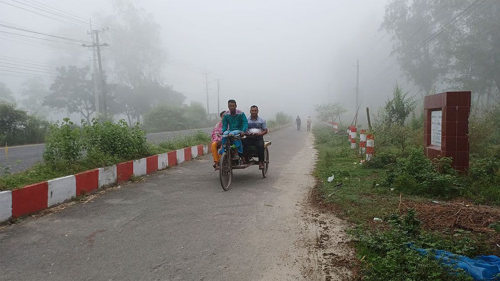 পঞ্চগড়ে ঘন কুয়াশা ও হিমেল হাওয়ায় শীতের আগমনী আমেজ