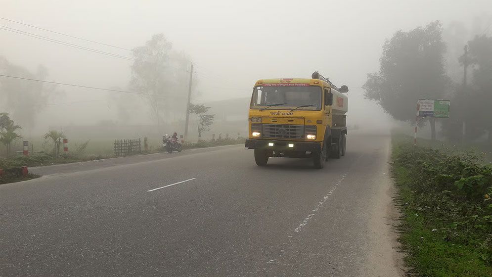 রাজশাহীতে কুয়াশার চাদরে ঢেকে গেল সকাল, শীতের আগমনী বার্তা