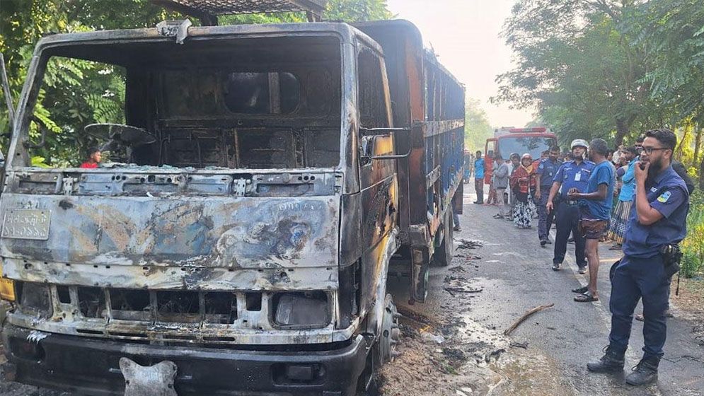 পদ্মা সেতুর জাজিরা প্রান্তে ককটেল বিস্ফোরণ ও ট্রাকে আগুন