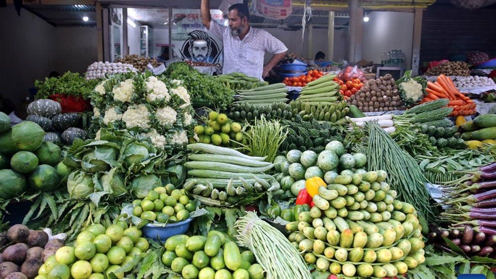 মুরগির দামে স্বস্তি, সবজিতে আগুন