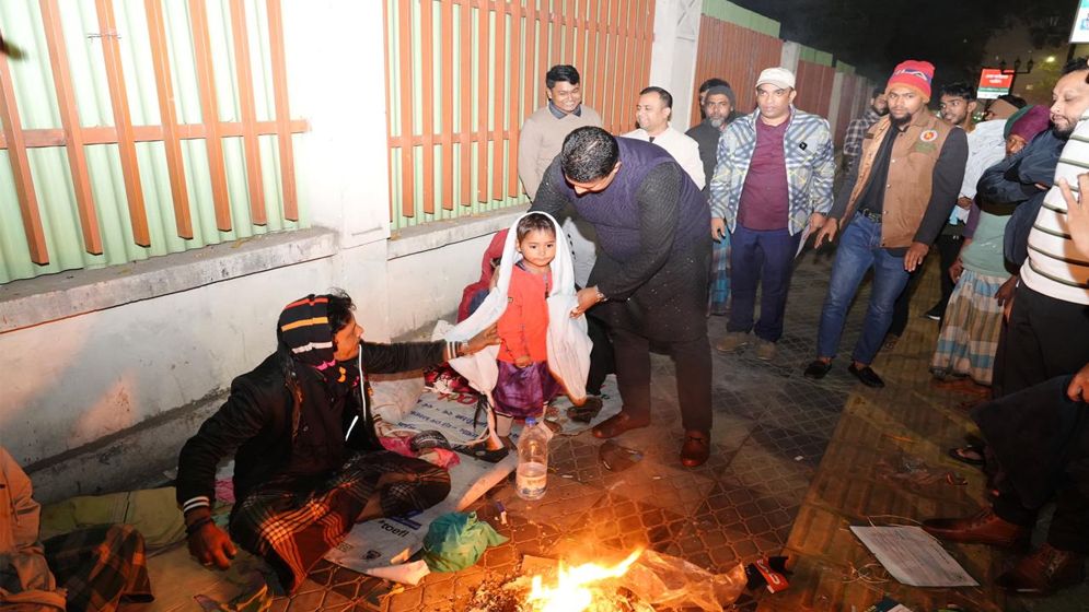 গভীর রাতে ৫০০ কম্বল নিয়ে শীতার্তদের পাশে চট্টগ্রামের ডিসি