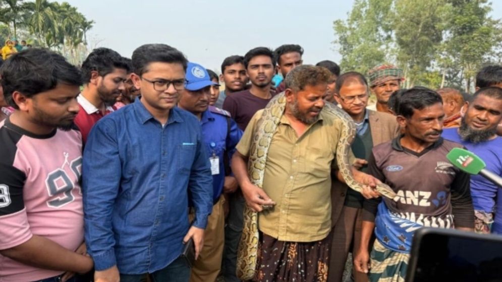 কুড়িগ্রামে ৯ ফুটের অজগর উদ্ধার