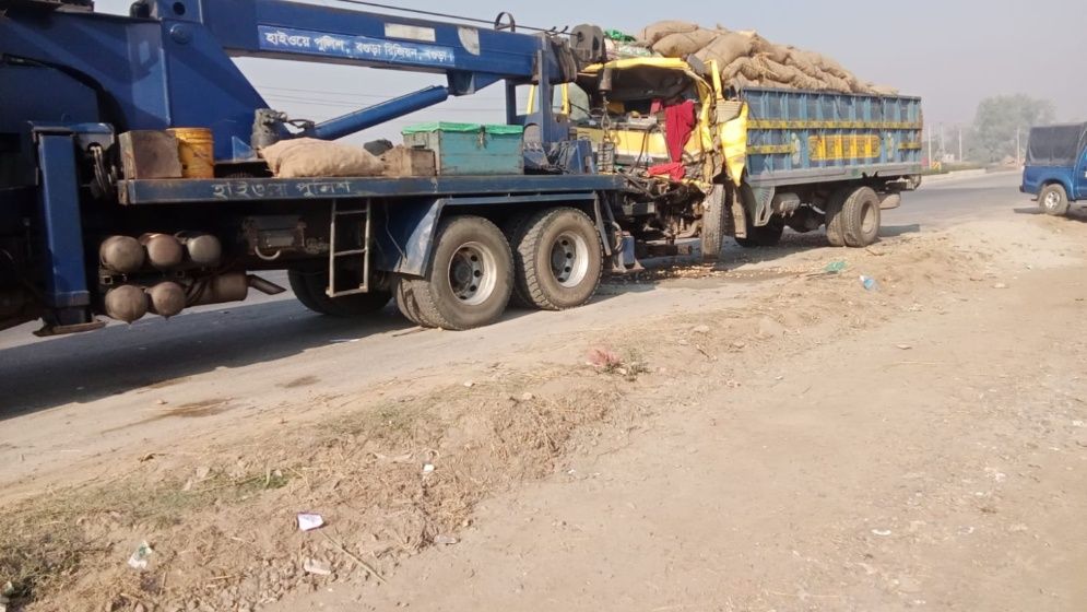 বালুবোঝাই ট্রাকে পেছন থেকে আলুবোঝাই ট্রাকের ধাক্কা, চালক-হেলপার আহত