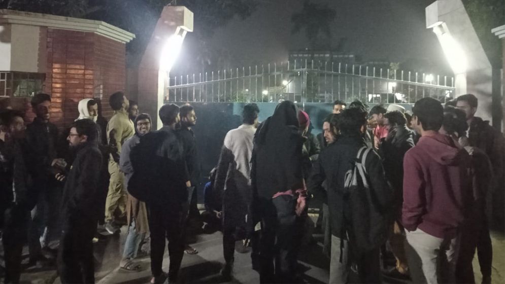 রাবি রেজিস্ট্রারের অপসারণ দাবিতে উপাচার্যের বাসভবন ঘেরাও রাকসুর