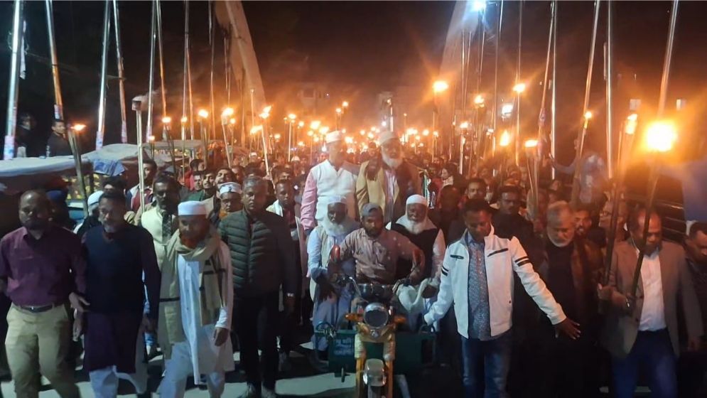 কিশোরগঞ্জ-১ আসনে বিএনপি প্রার্থীর মনোনয়ন বাতিলের দাবিতে মশাল মিছিল