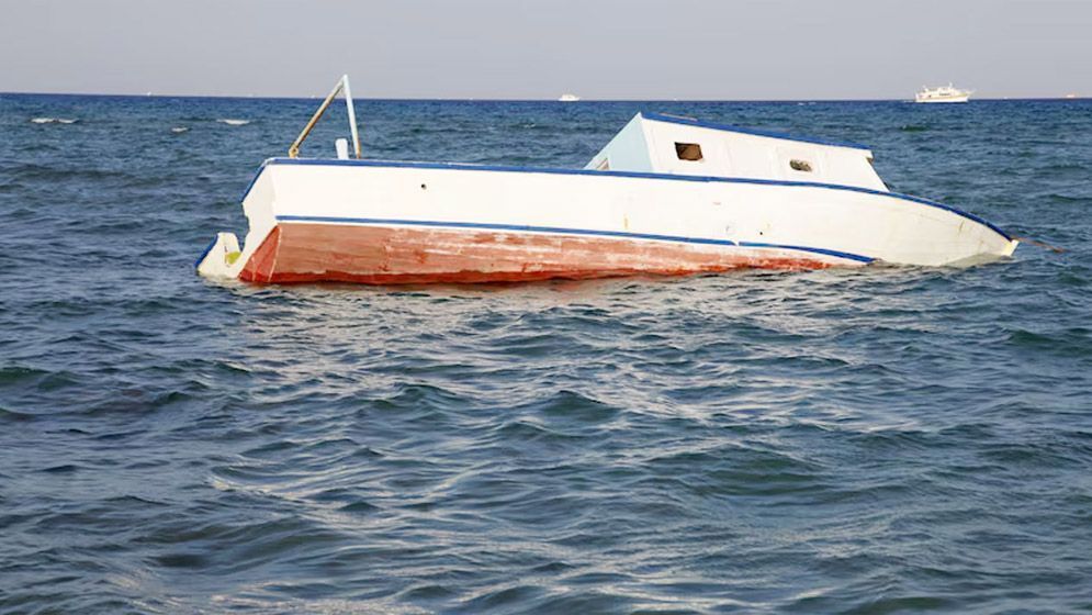 গ্রিসের উপকূলে নৌকাডুবে নিহত ১৮