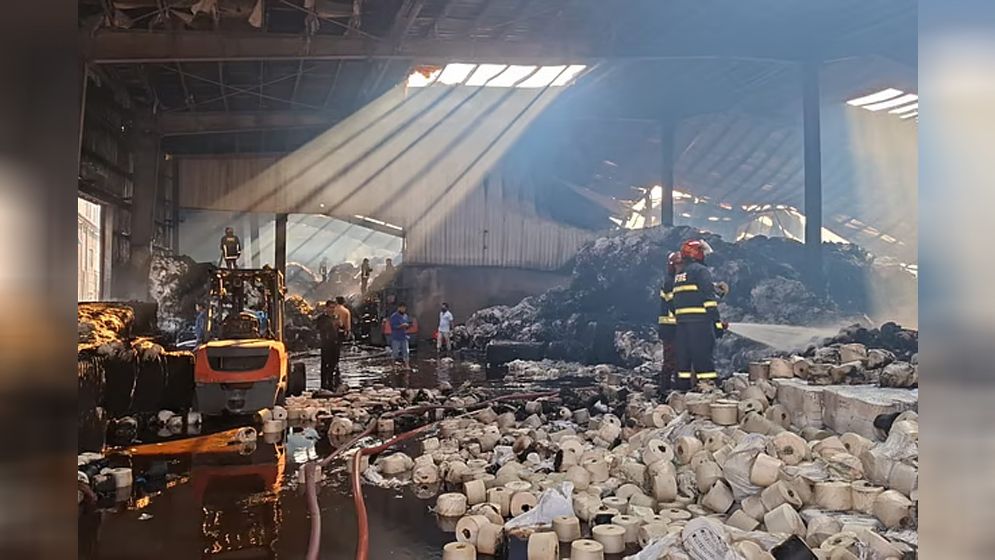 নরসিংদীতে স্পিনিং মিলে তুলার গুদামে অগ্নিকাণ্ড